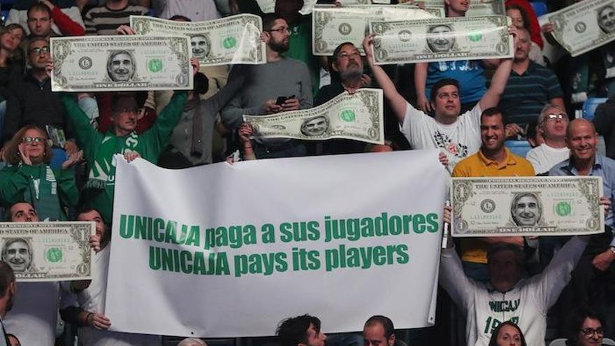 Los aficionados del Unicaja llenaron el Carpena de pancartas en contra de la Euroliga.