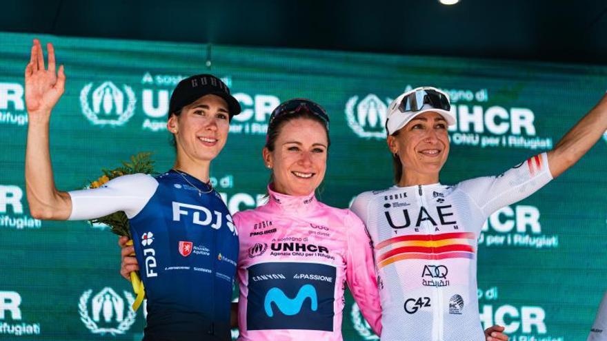 Una imagen del podio del Giro femenino con la española Mavi García a la derecha. |