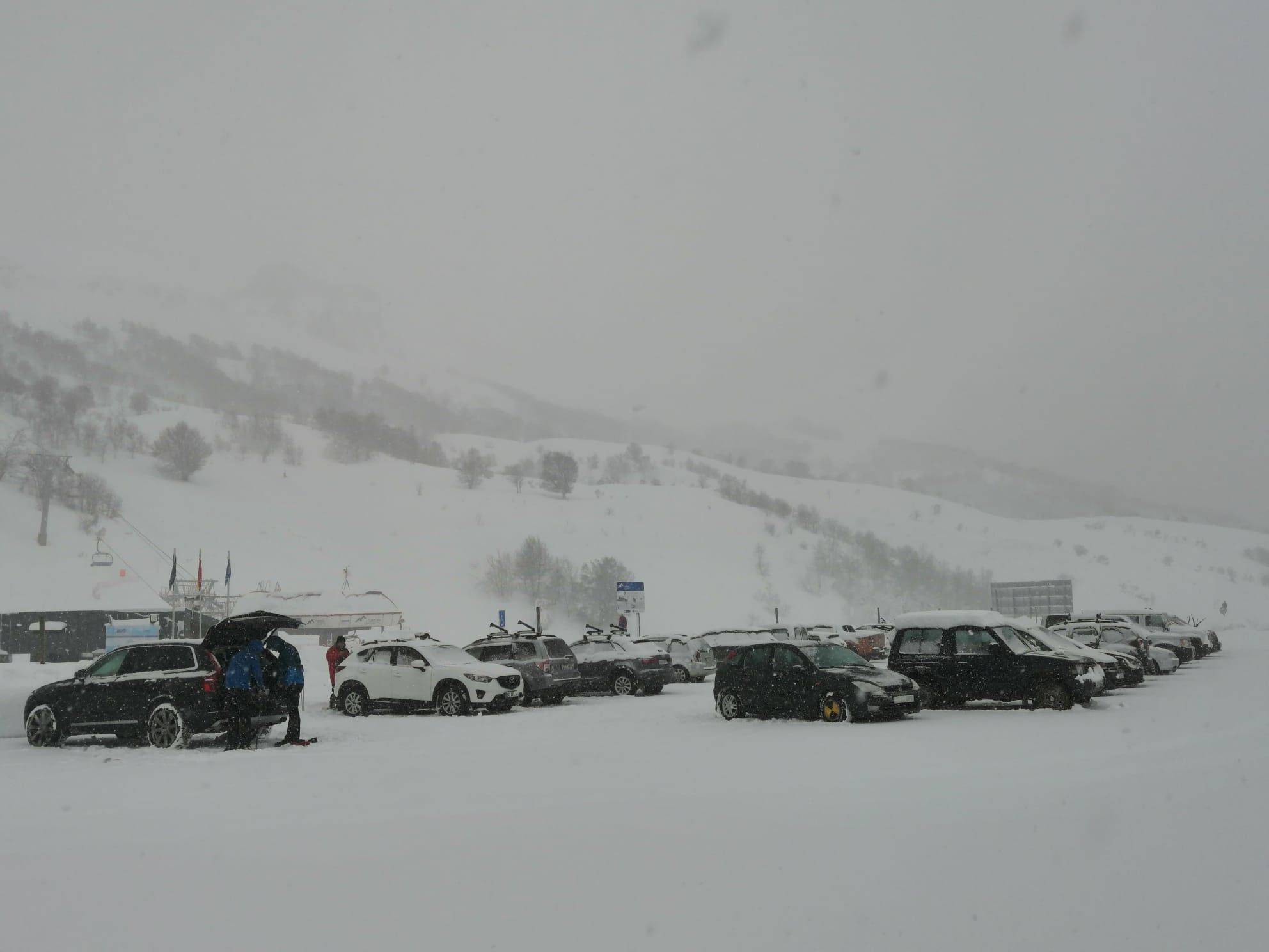 Primer día de la temporada de esquí 2021 en Valgrande-Pajares y Fuentes de Invierno