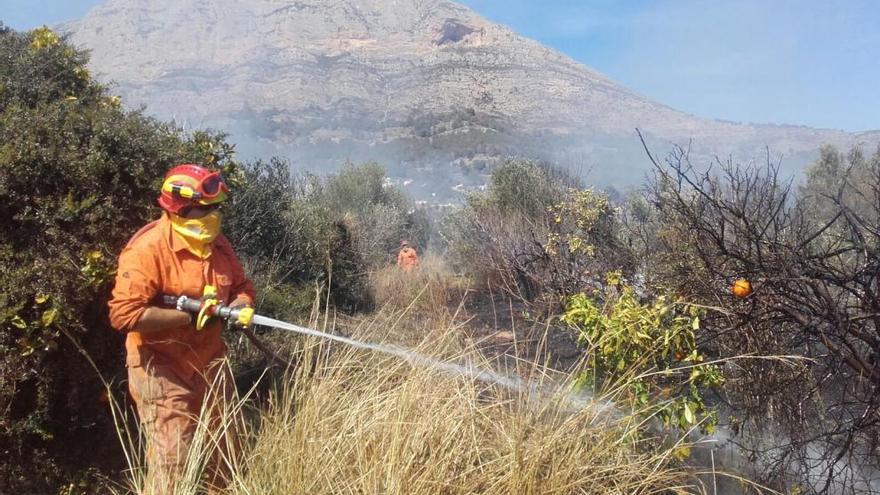 Los bomberos apagan el incendio en Xàbia.