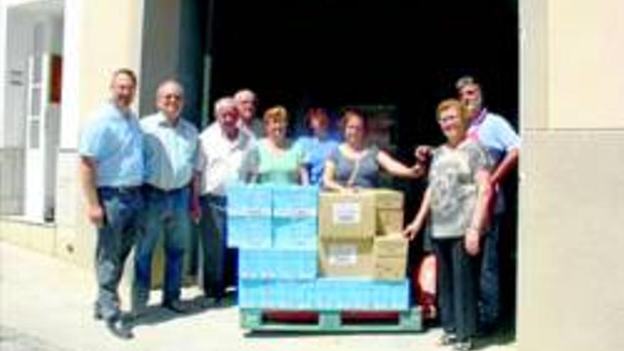 El centro de mayores dona 750 euros al banco de alimentos