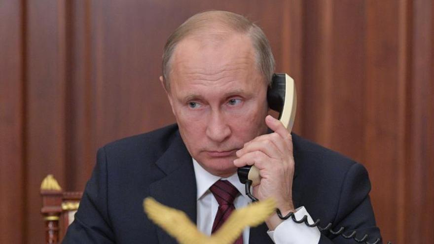 El president rus, Vladimir Putin, parlant per telèfon.