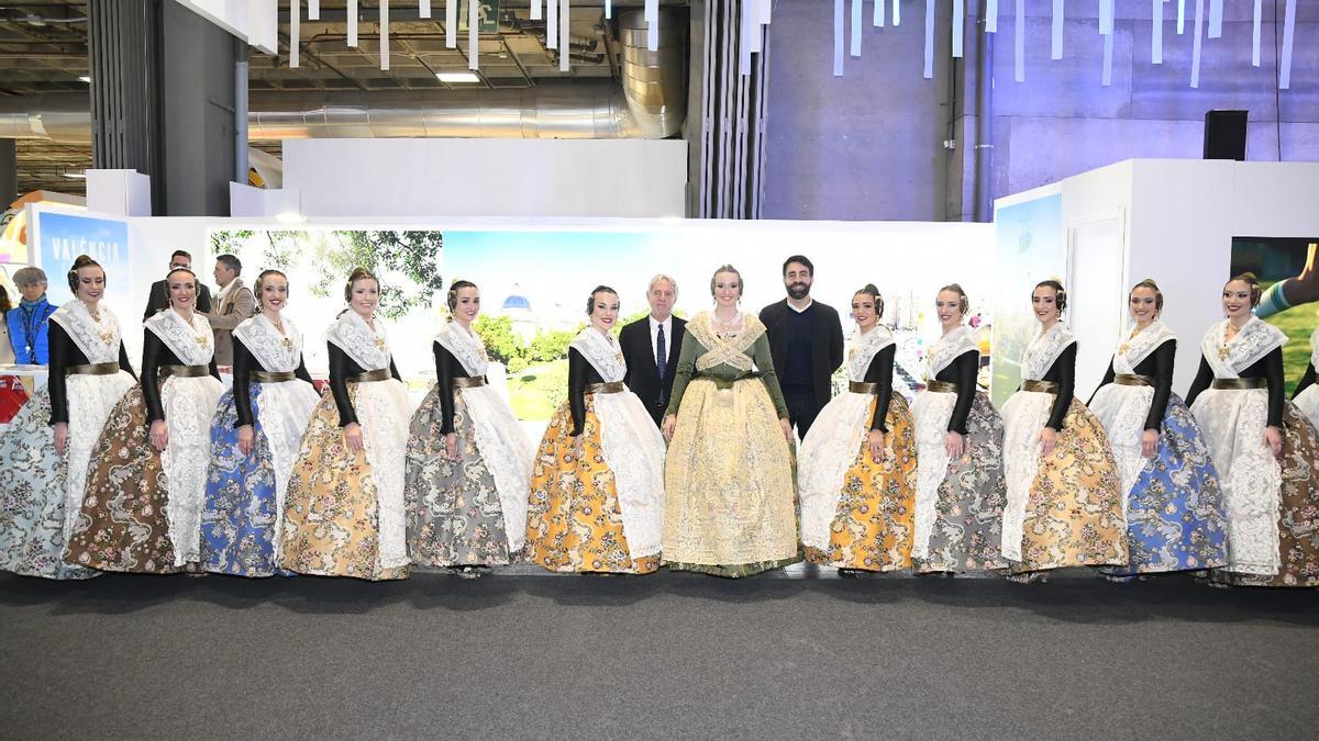 Las falleras, junto al stand de València, en Fitur 2023.