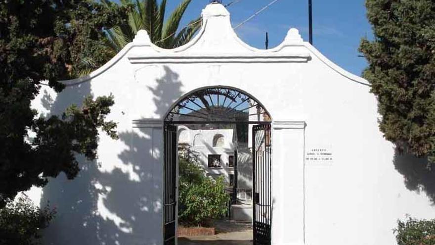 Acceso a uno de los dos cementerios del municipio torroxeño.