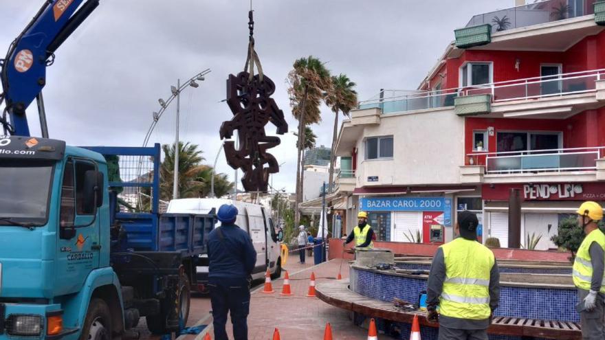 La escultura de César Manrique regresa a Las Canteras tras dos semanas de &#039;quirófano&#039; para restaurar su pedestal