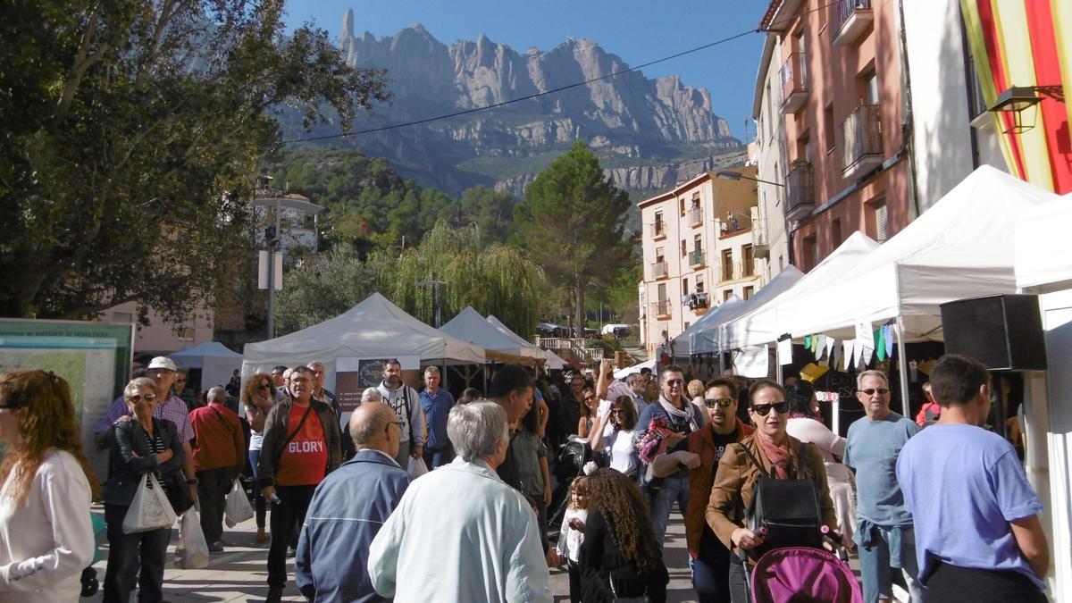 Visitants omplint el centre de Monistrol, en una edició anterior de la Fira de la Coca i el Mató