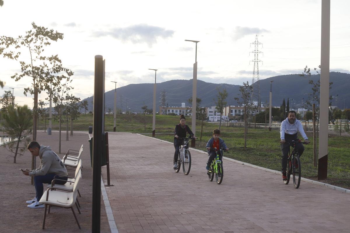 Usuarios en el parque del Canal.