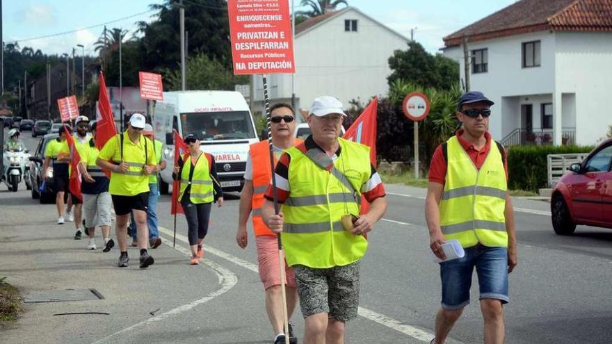 García Pedrosa (tercero) con parte del grupo que participó en la marcha, a su paso por la N-550. // R. V.