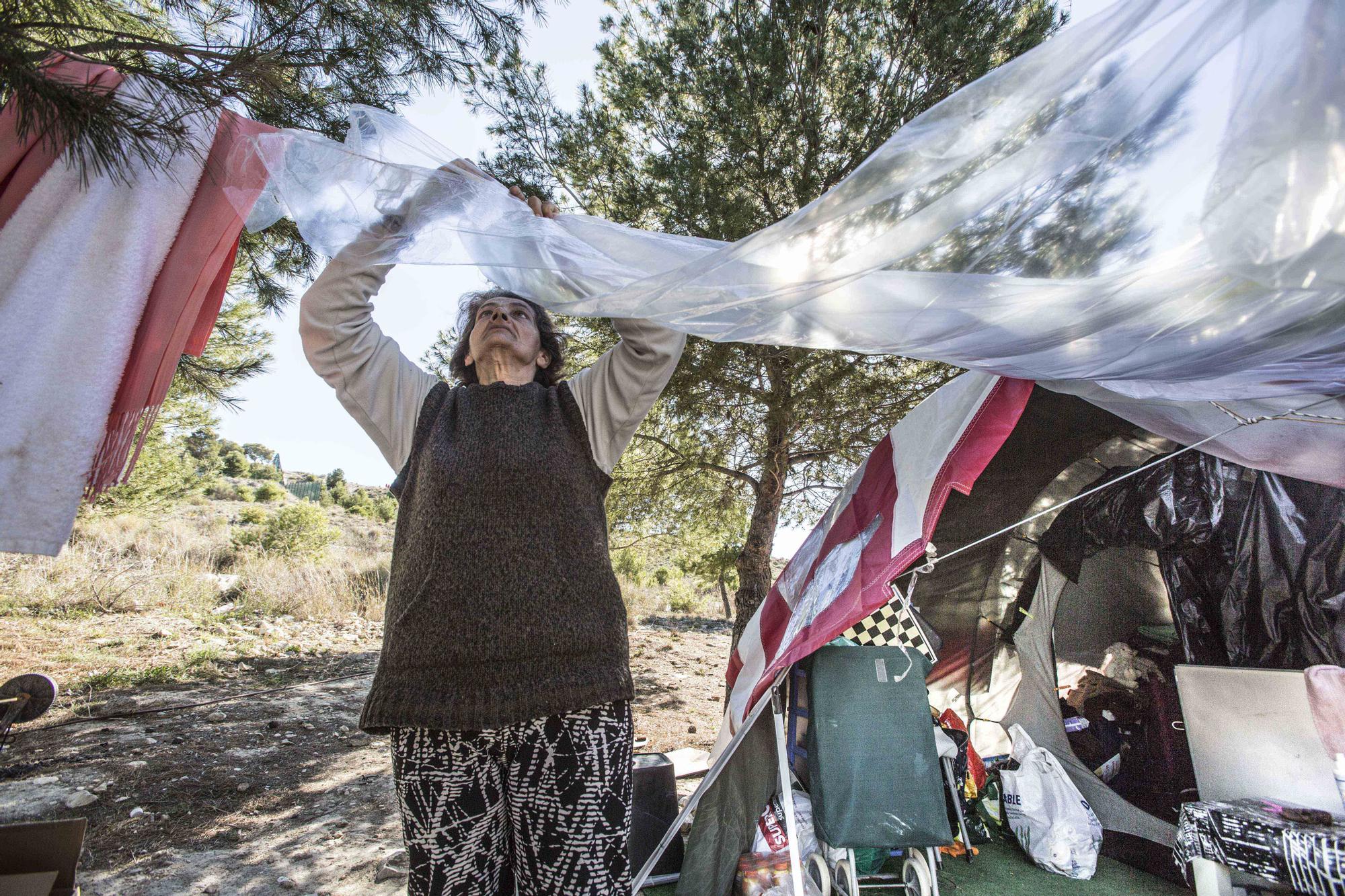 Personas que viven en la calle montan poblados a las afueras de Alicante en los que intentan vivir con la mayor dignidad posible