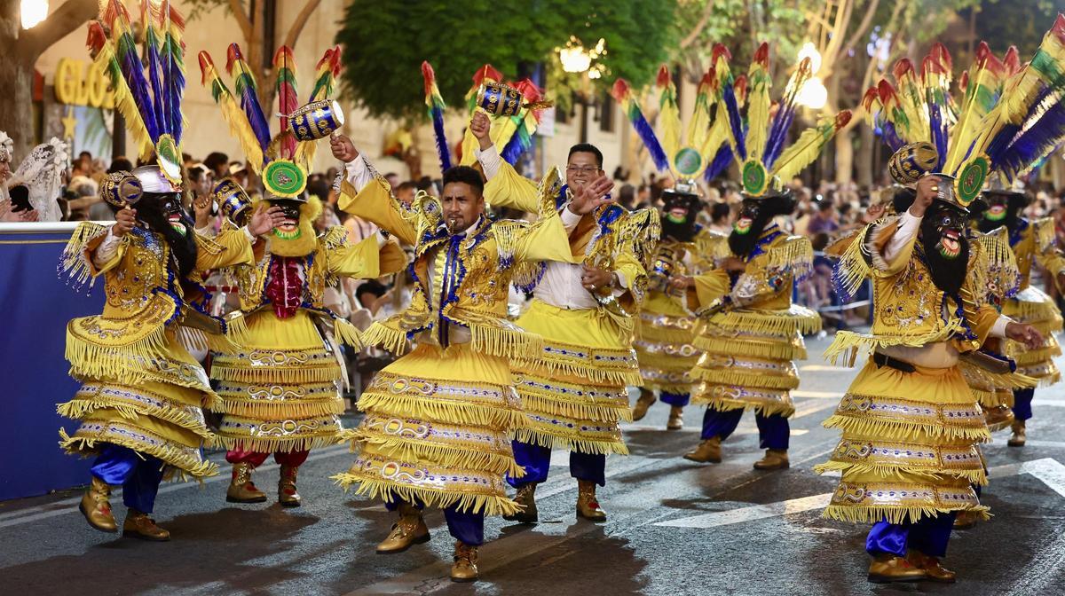 El desfile folclórico mantiene su vigor en las Hogueras de Alicante