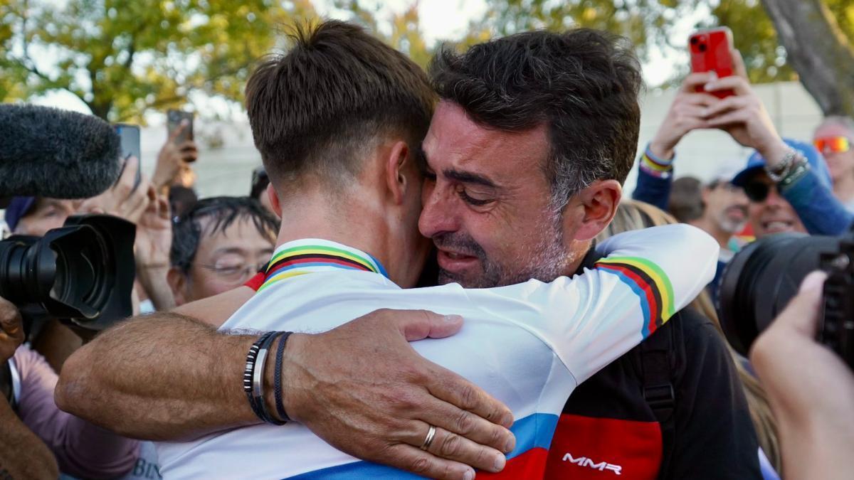 Benjamín Noval abraza a su hijo tras su gesta en los Mundiales de ciclismo de Canadá