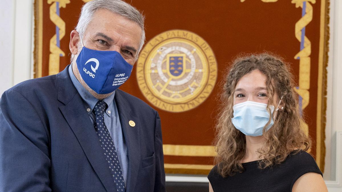 Martina López, alumna del Hispano Inglés, junto al Rector Dr. Lluís Serra Majem de la ULPGC.