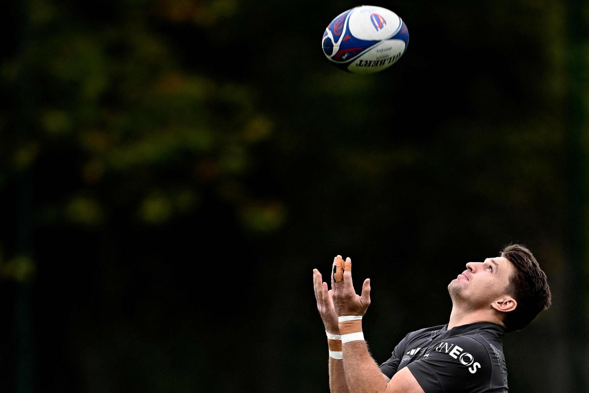 El neozelandés Beauden Barrett juega con un balón durante el Mundial de rugby