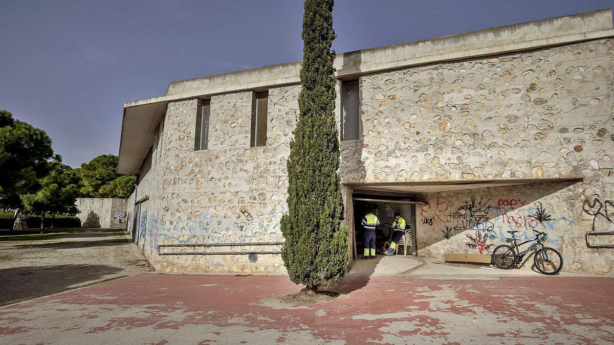 Este edificio, situado a la entrada del Parc de sa Riera y convertido ahora en un almacén, debía destinarse a bar restaurante.