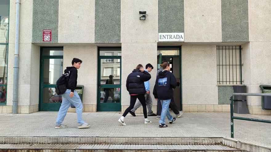 Imagen de archivo de alumnos entrando en el IES Rodeira. | Santos Álvarez
