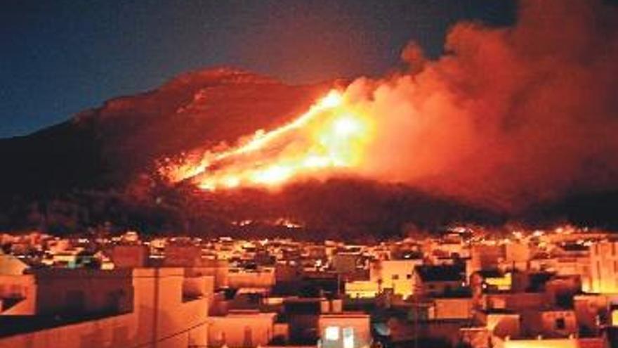 El viento evita otro desastre forestal en la Casella