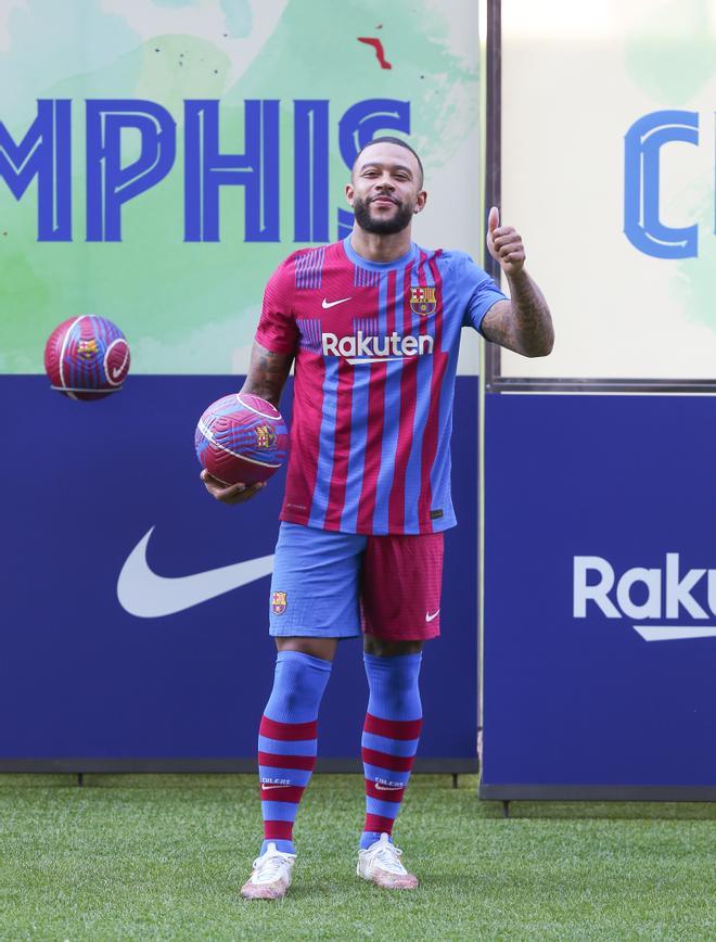 Las primeras imágenes de Memphis Depay con la camiseta del Barça