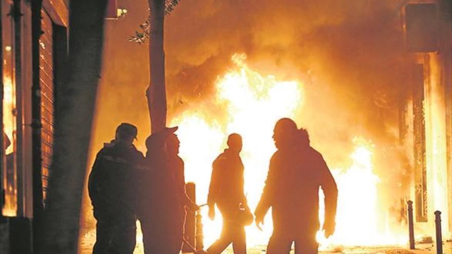 Tres policías heridos en Lavapiés al intentar identificar a un senegalés