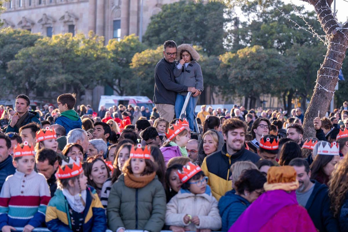 Miles de personas colman la costa de Barcelona para dar la bienvenida a los Reyes Magos