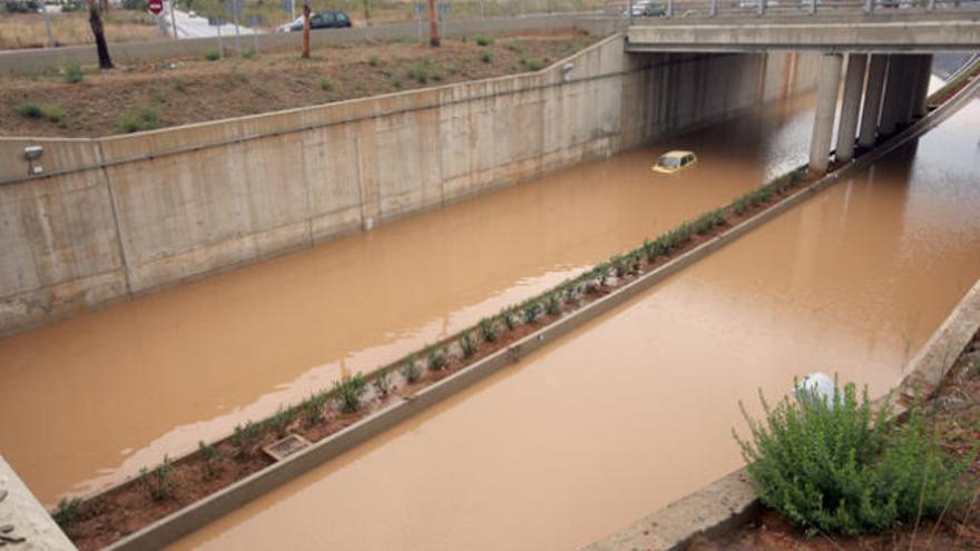 Las últimas lluvias provocaron una nueva inundación en la autovía de acceso al aeropuerto.