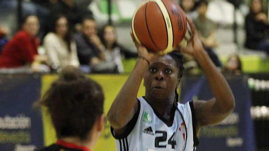 Sarah Ogoke lanza durante su anterior etapa en el Celta. // José Lores