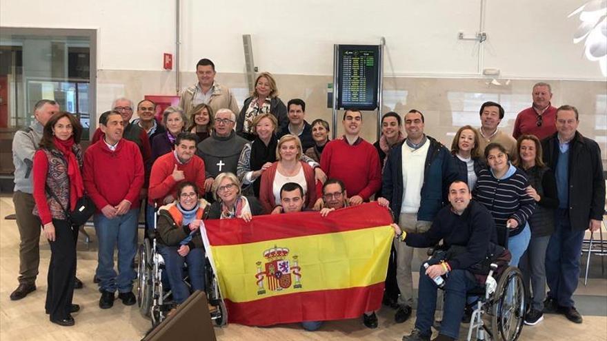 Un grupo de chicos y de amigos de la Cruz Blanca visitan al Papa en Roma