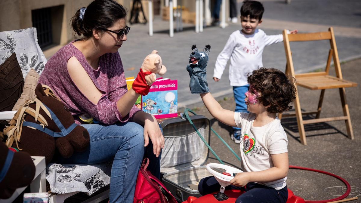 Una madre juega con su hija en el día de las Familias de Aragón.