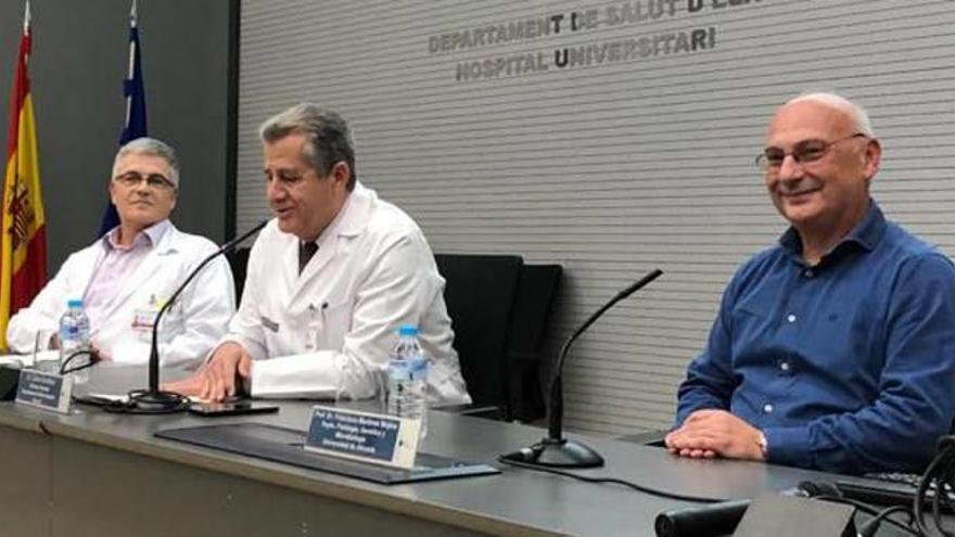 Mojica explica en el hospital su proyecto para curar enfermedades modificando el ADN