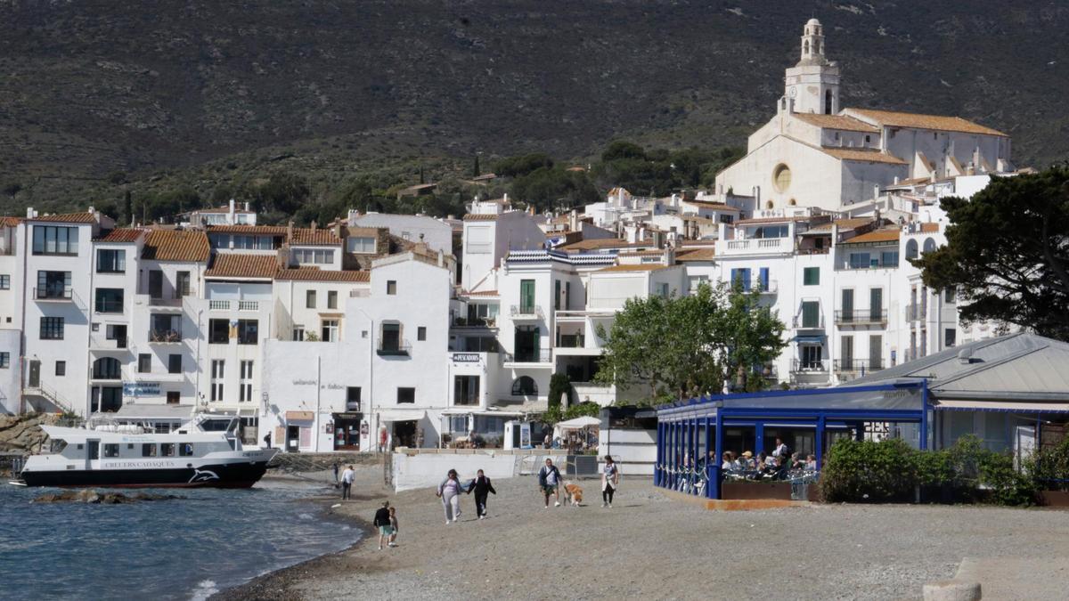 Gent a la platja a la primavera a Cadaqués.
