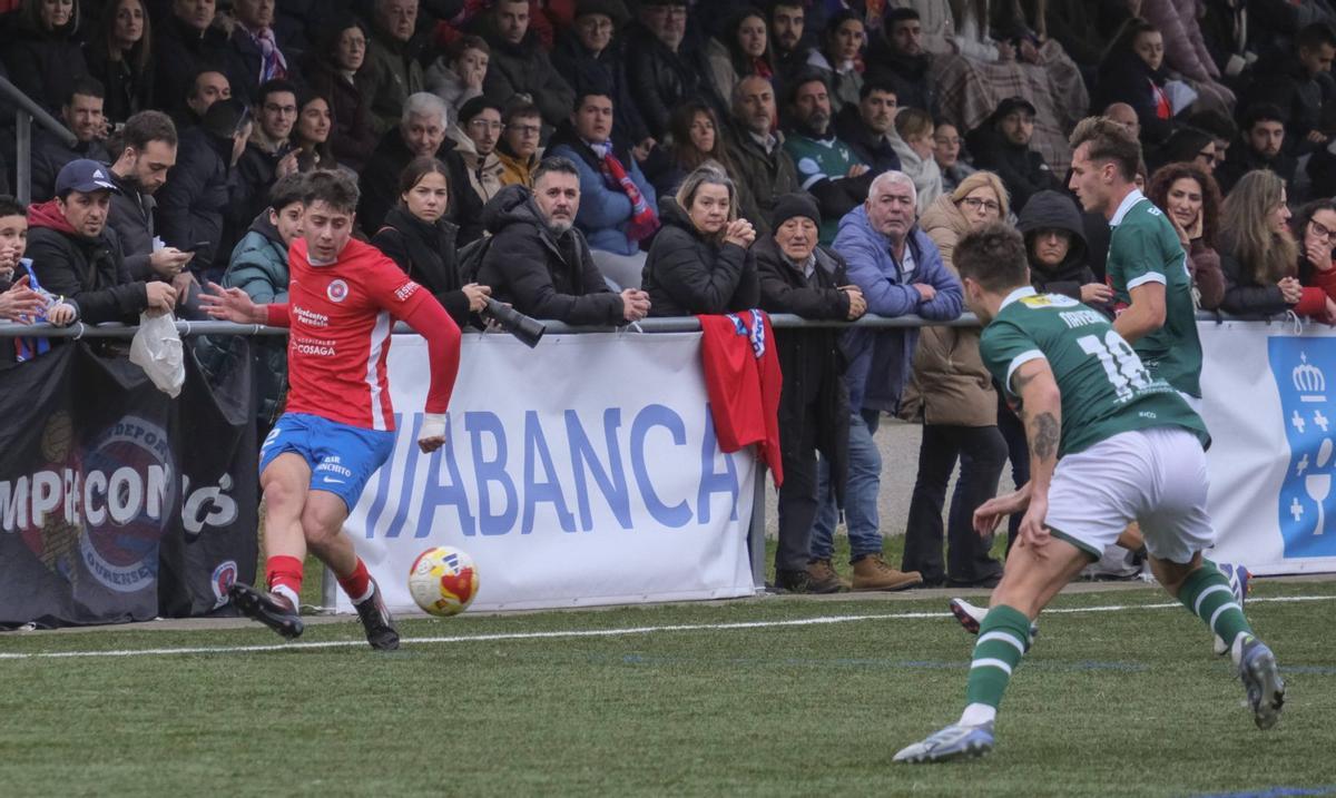 De Prado centra durante el partido disputado ayer en el campo de Albán. | ROI CRUZ