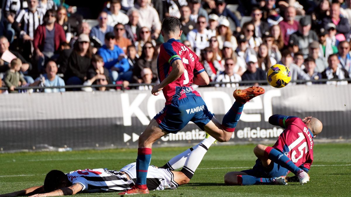 Nick Markanich, derribado en el área durante el Castellón-Huesca de la recién terminada temporada.