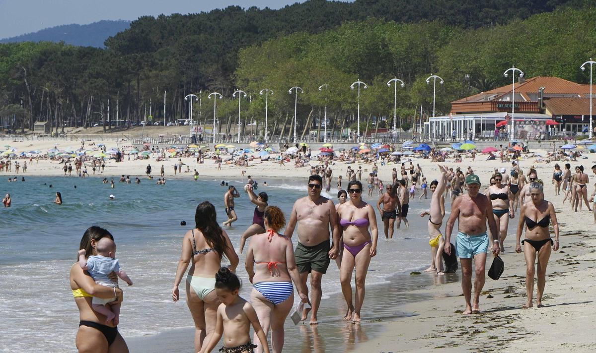 La playa de Samil ayer, llena.