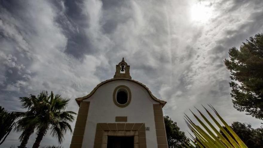 La ermita, ya rehabilitada, será donde se instalen los primeros sensores en la finca.