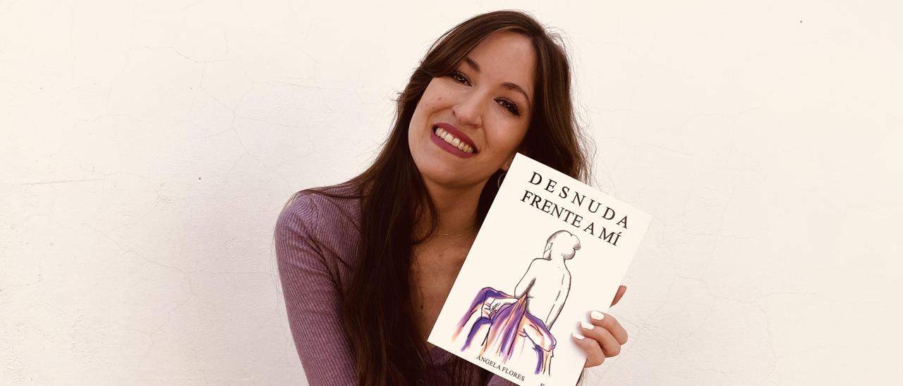 Ángela Flores posa sonriente con un ejemplar de &#039;Desnuda frente a mí&#039;.