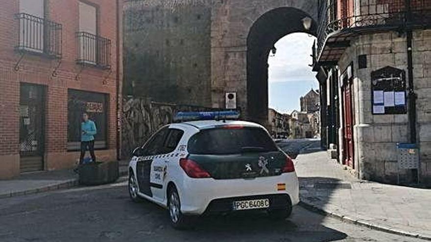 Efectivos de la Guardia Civil vigilan el cumplimiento de las normas establecidas sobre la libre circulación.