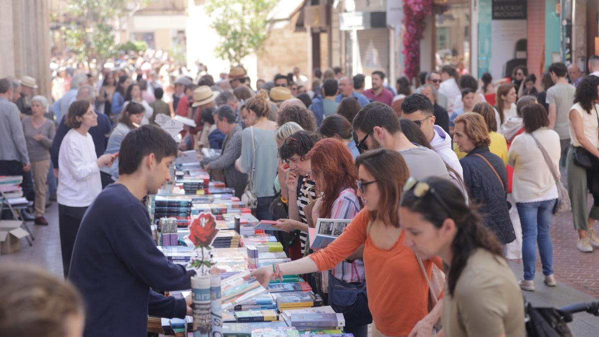 Día del Libro en Mallorca: Los lectores abarrotan el centro de Palma