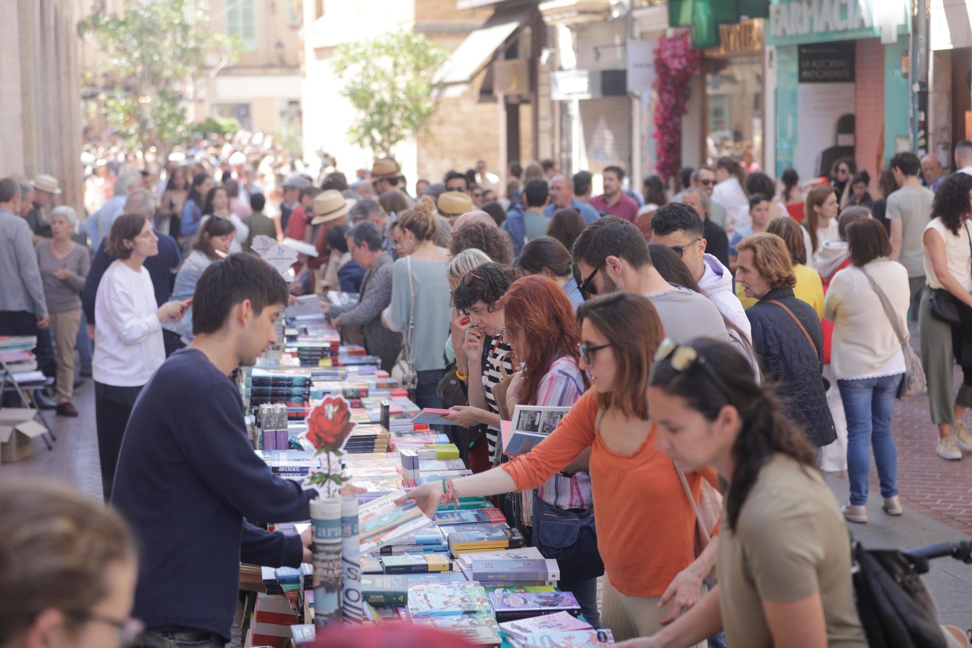 Día del Libro en Mallorca: Los lectores abarrotan el centro de Palma