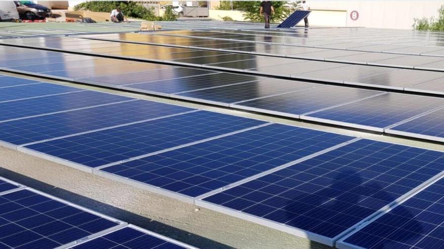 Las placas solares instaladas en Can Valero por Emaya.