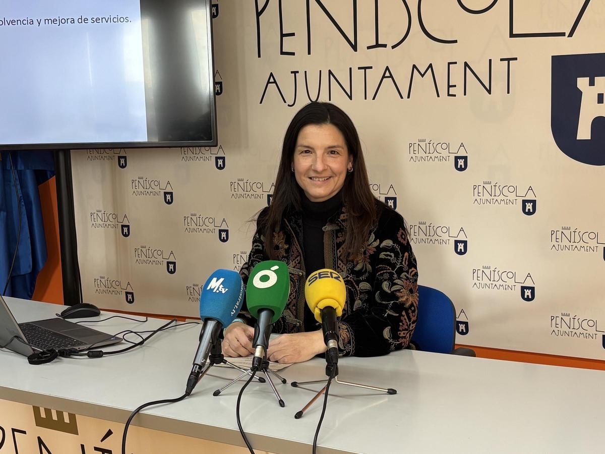 La concejala de Hacienda del Ayuntamiento de Peñíscola, Dolo Bayarri, dio a conocer los presupuestos para 2026.