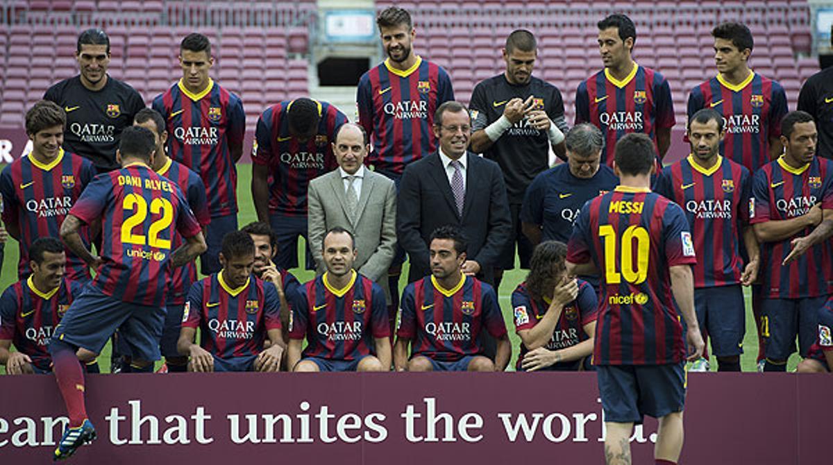 Els jugadors, l’entrenador i el president blaugrana, en la foto del Barça 2013-2014 amb el director executiu de Qatar Airways.