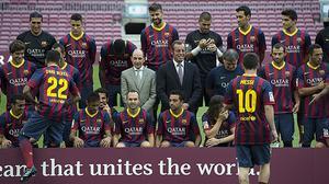 Els jugadors, l’entrenador i el president blaugrana, en la foto del Barça 2013-2014 amb el director executiu de Qatar Airways.