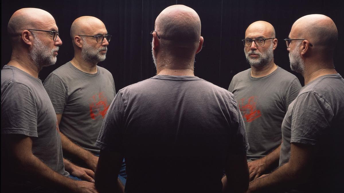 El fotógrafo Miguel Navarro, en formato multigraph, en su estudio de Gràcia.
