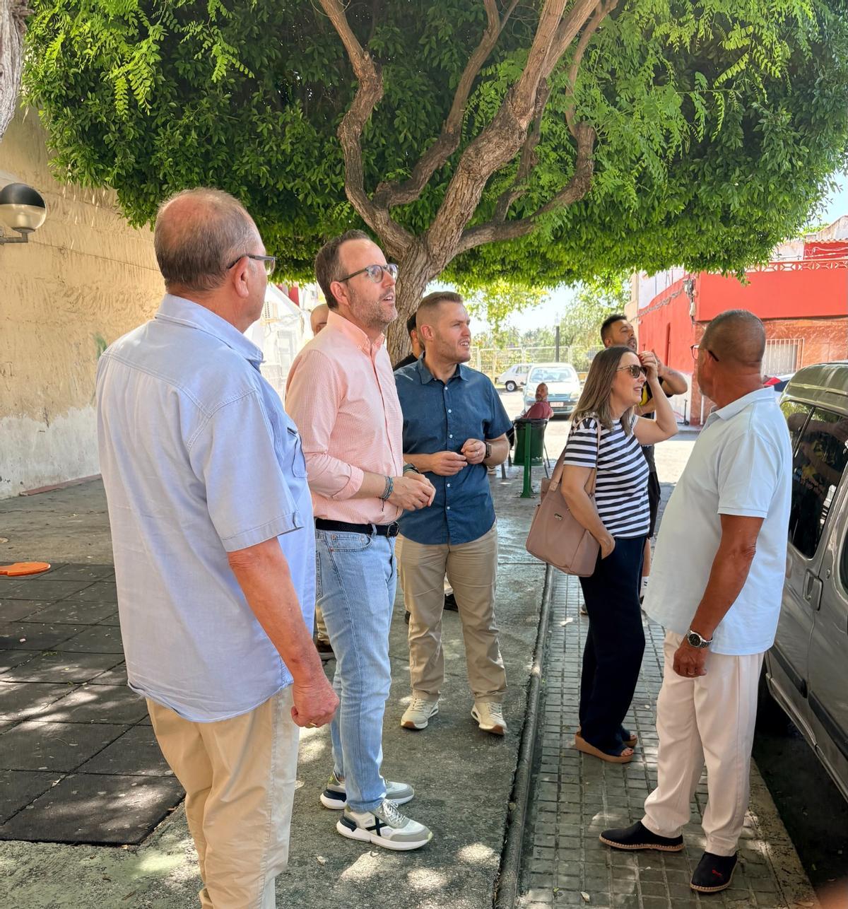 Visita de los socialistas al barrio Patilla de Elche
