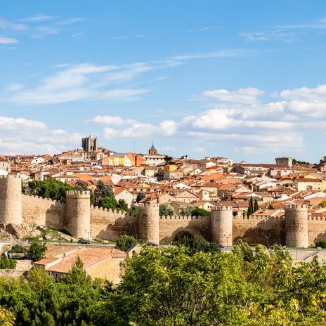 En el interior de la muralla de Ávila: un casco antiguo Patrimonio de la Humanidad y la primera catedral gótica de España