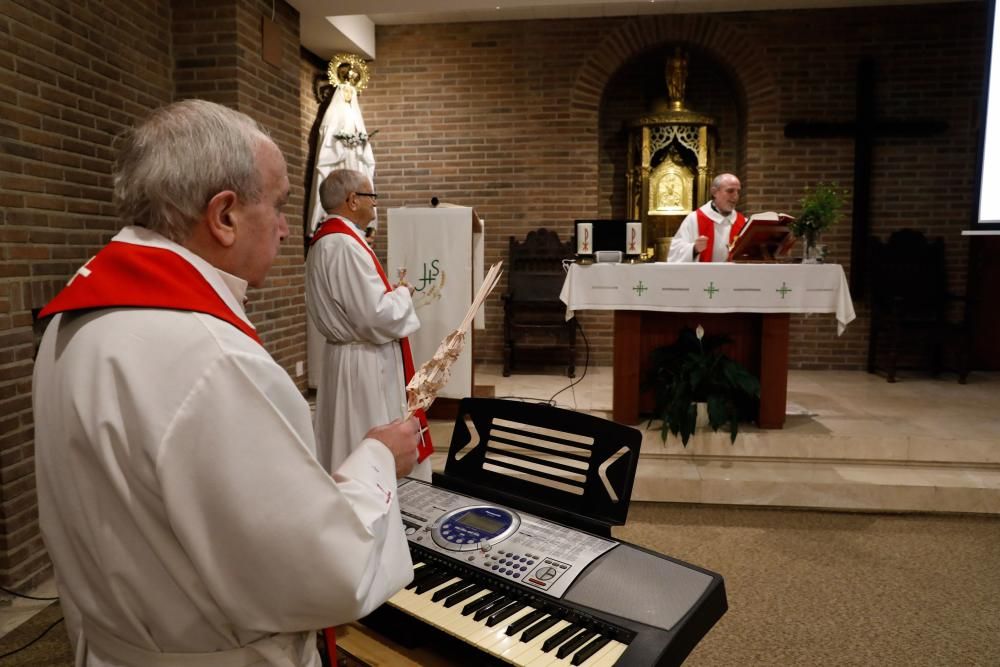 Los sacerdotes de Gijón ofician misa por internet