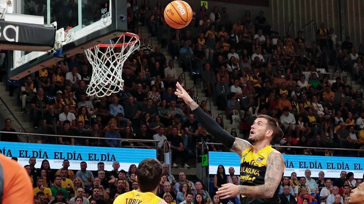 Fran Guerra lanza ante la mitada de Mike Tobey en el derbi del pasado curso en el Santiago Martín.