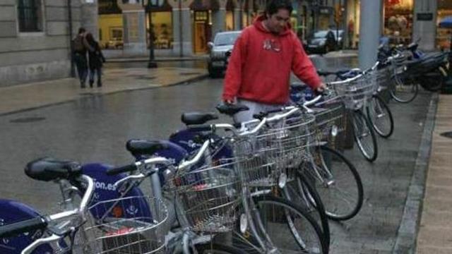 Bicicletas en un aparcamiento en Gijón.