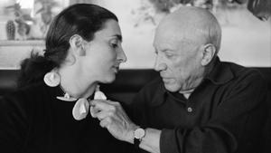 Jacqueline y Picasso, con un collar de cerámica hecho por el artista. 