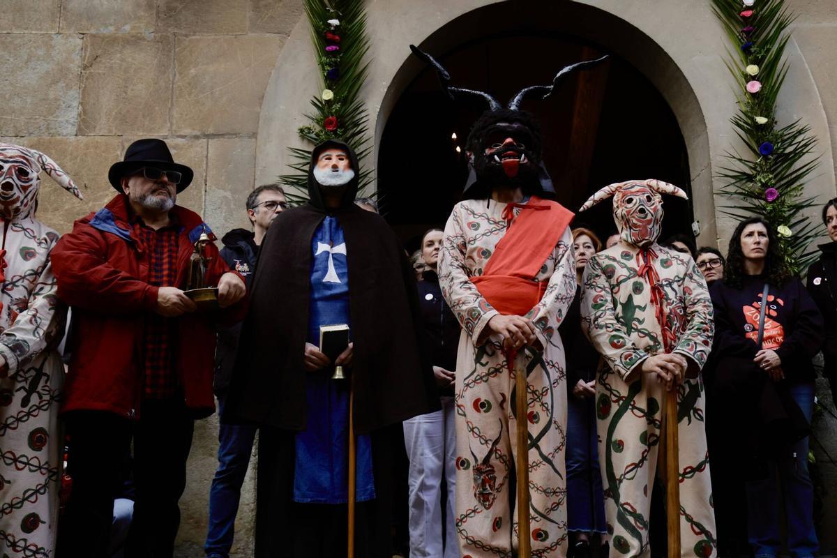 Un Sant Antoni amable y respetuoso llena Manacor de fiesta y humo