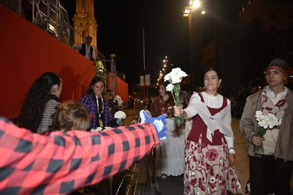 En imágenes | Zaragoza vive su día grande con la Ofrenda de Flores a la Virgen del Pilar